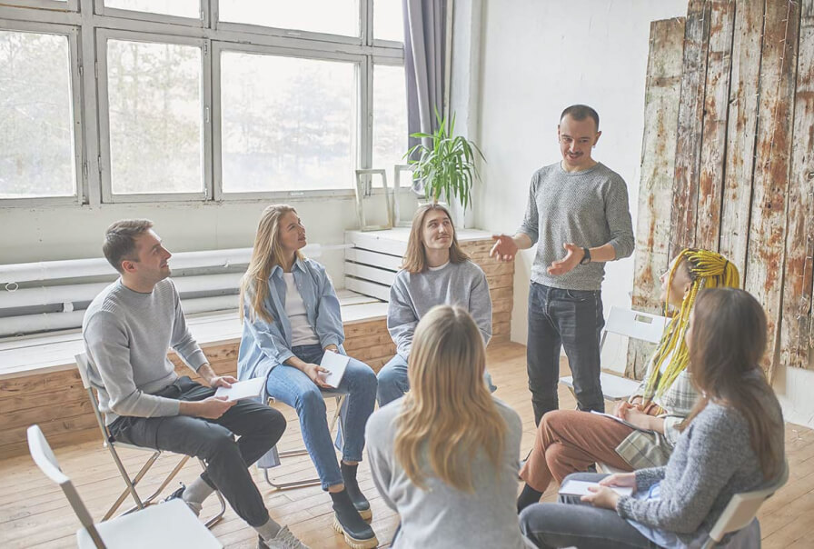 Группа людей что-то обсуждает